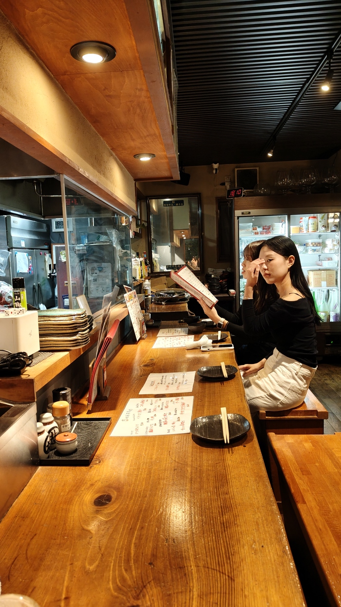 Потихонечку заполняется бар. Японочки подошли. Глазками стреляют. Ну надеюсь не - "Гайдзин портит обстановка")))