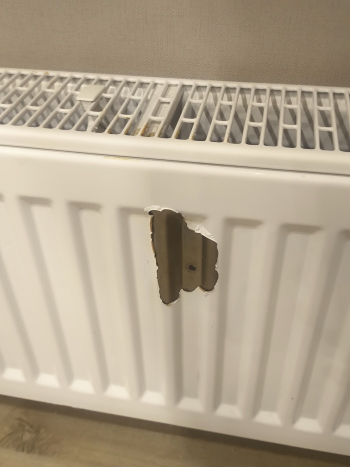 Батарея после очистки Димексидом. Краска вспучилась, я ее немного поотрывал, чтобы найти границы, где она еще держится.