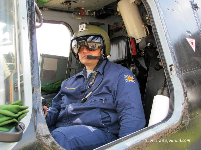 Белый цилиндр за спиной летчика и есть та самая ракетно-парашютная система