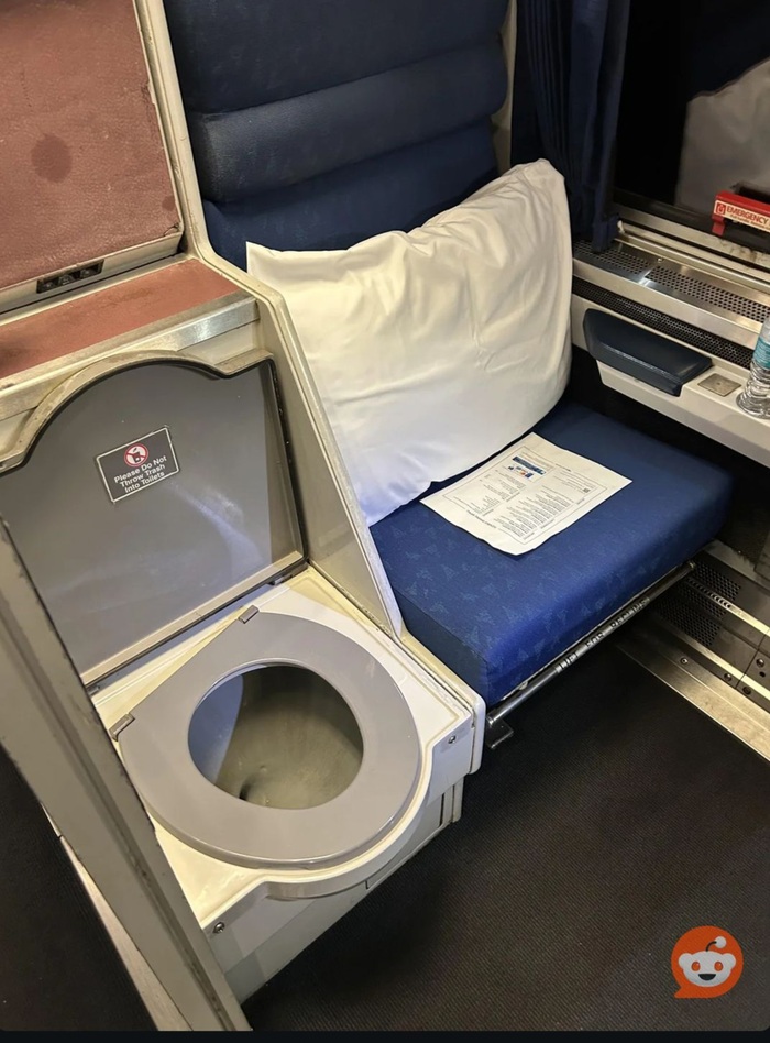 Туалет в двухместном купе американского поезда "Roomette"