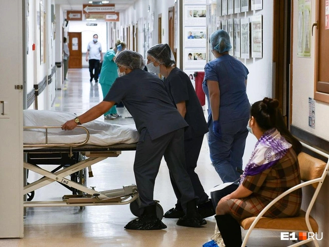 Санитары в 24-й больнице Екатеринбурге внезапно превратились в менеджеров