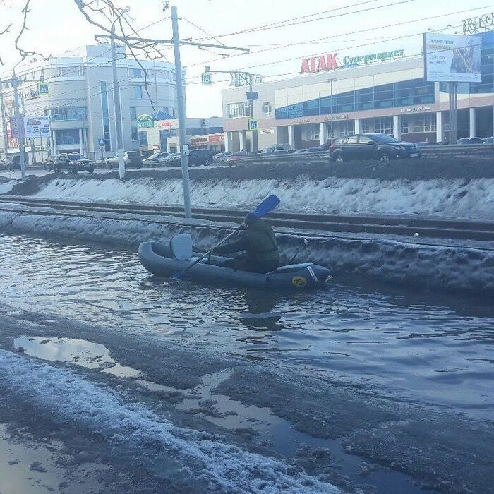 Гондола с гондольером... Венеция, Италия...