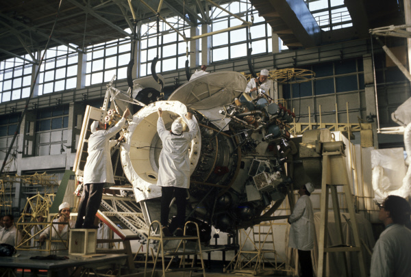 Сборка орбитального аппарата "Венера-11".