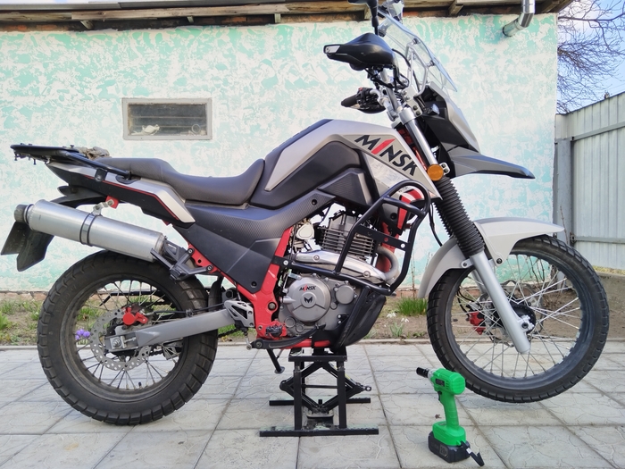 Из-за отстуствия центральной подставки пришлось сварганить табуретку.