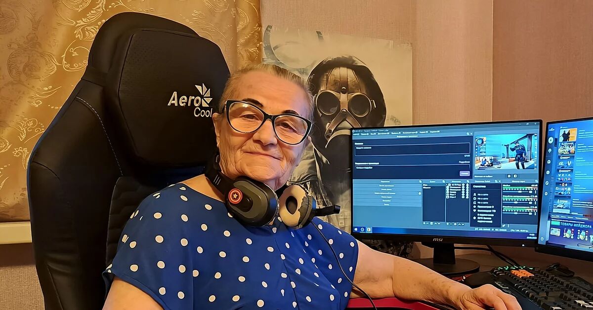 пожилой стример общается со зрителями на камеру