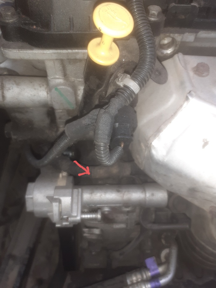 Что за шланг слева от двигателя?