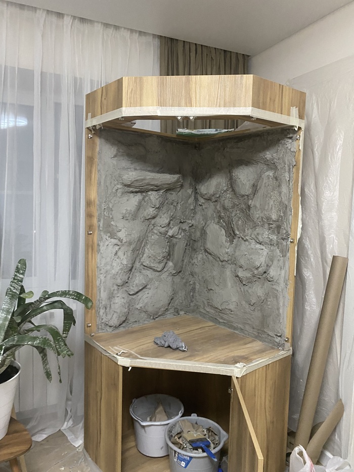 Дальше самый нужный и тяжелый этап - отмазать это всё цементом. Использовал цементную гидроизоляцию, предварительно поэкспериментировав с разными марками на предмет прочности. Первый слой с фиброй, второй без но с армирующей сеткой и третий финишный чистый