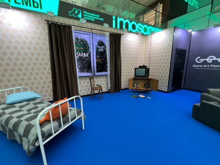 Эффектный стенд популярной игры "Зайчик". На кровати полежать нельзя, зато за окном идет снег.
