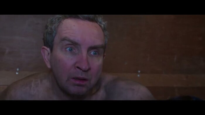 Какое видео он смотрит на этом фото многие вспомнят