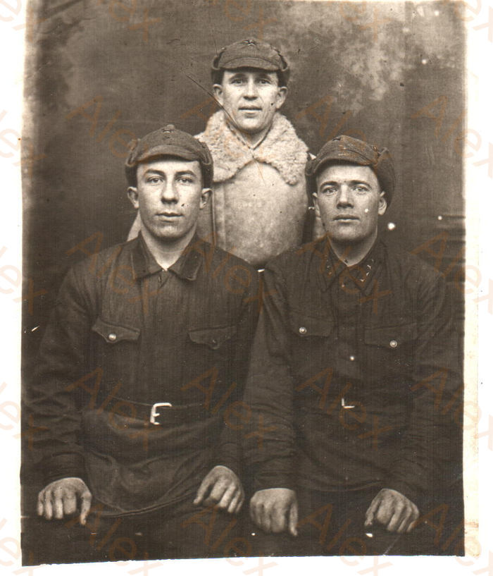 Перед боем 01.03.1940. Командир, шофёр Сывороткин, санинструктор Тихонов.
