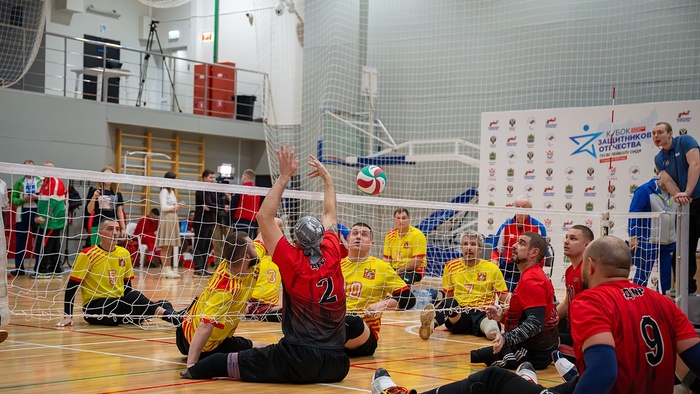 В Калуге стартовал турнир «Кубок Защитников Отечества» по волейболу сидя