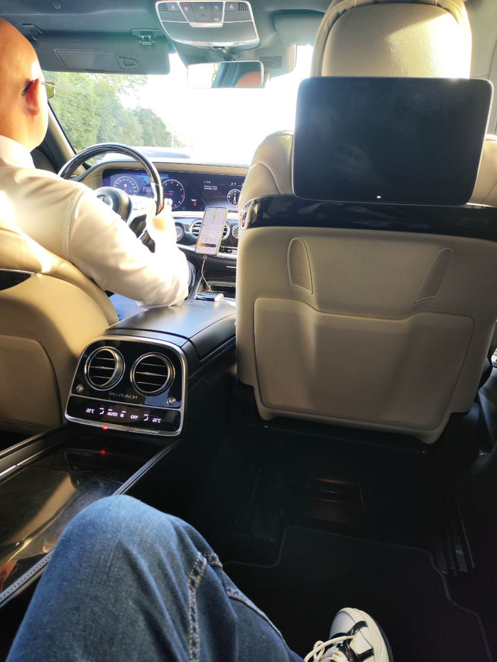 Работяга в Майбахе! Целое событие, надо сфоткать для Пикабу