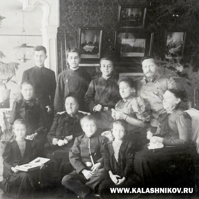 Семья С. И. Мосина с родственниками его жены В. Н. Мосиной. ВИМАИВиВС