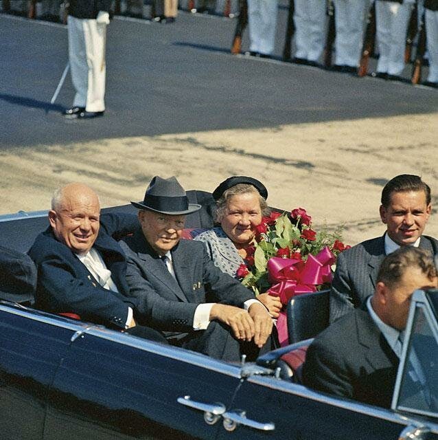 Хрущёв с супругой прибыли в США 15 сентября. В аэропорту советского лидера встречал президент Дуайт Эйзенхауэр.