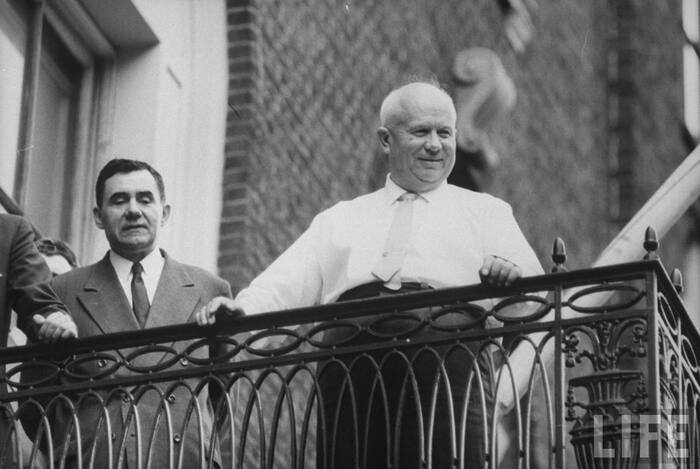 Андрей Андреевич Громыко и Никита Хрущев на балконе резиденции советской делегации.