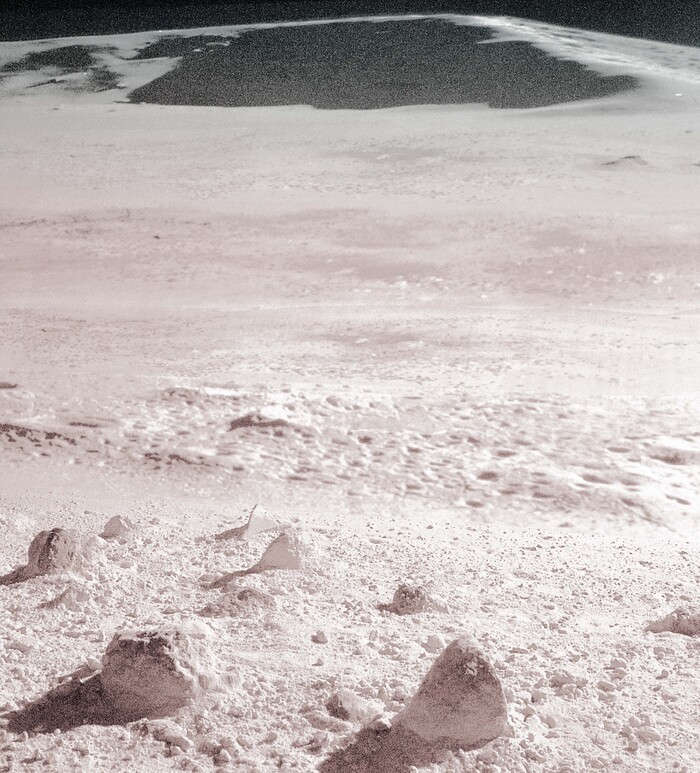 Лунный полдень - залитая солнцем поверхность Луны.