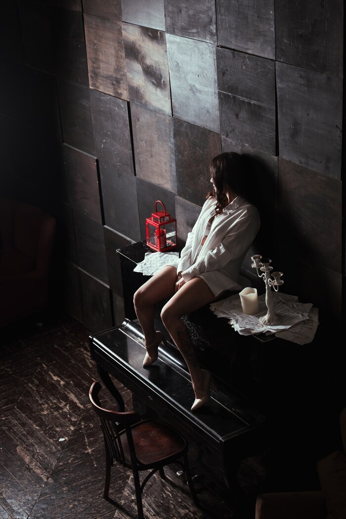 Сижу на пианино.Оно молчит. Я тоже