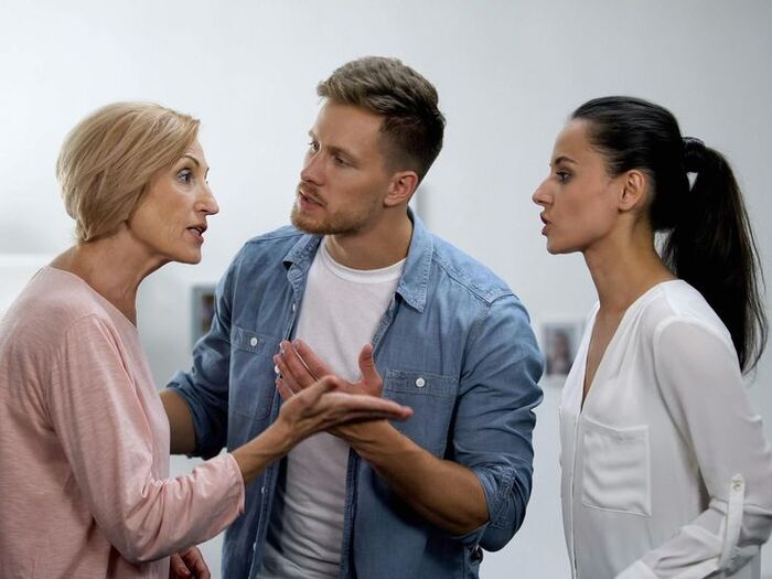 Свекровь обвиняет в халатности: отпустила мужа одного в командировку. Я не няня, в конце концов!