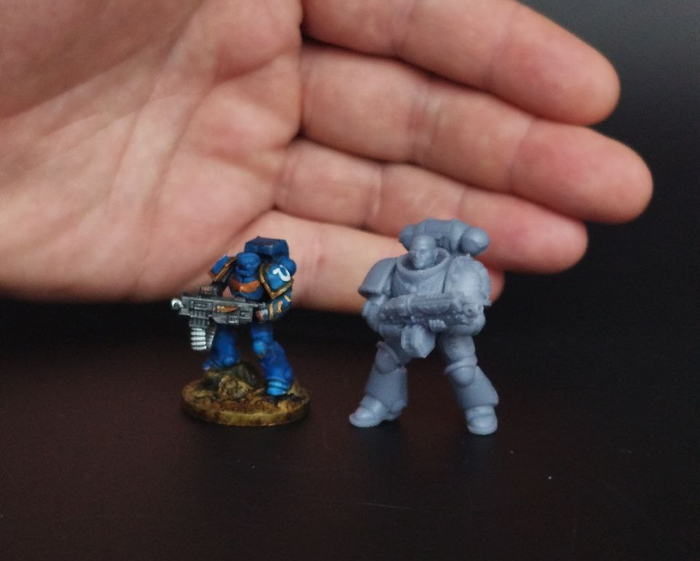 Слева- минька из Forbidden Stars, справа- примарис из варгейма (даже без базы). Ладонь- для фокуса)