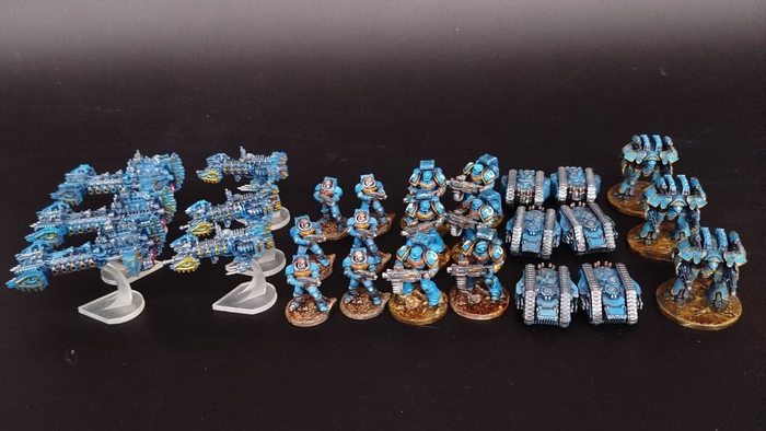 На фото геральдический цвет получился голубой, в реале- как положено- ультрамаринский цвет)