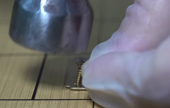 Шуруп вбитый молотком, держится крепче...