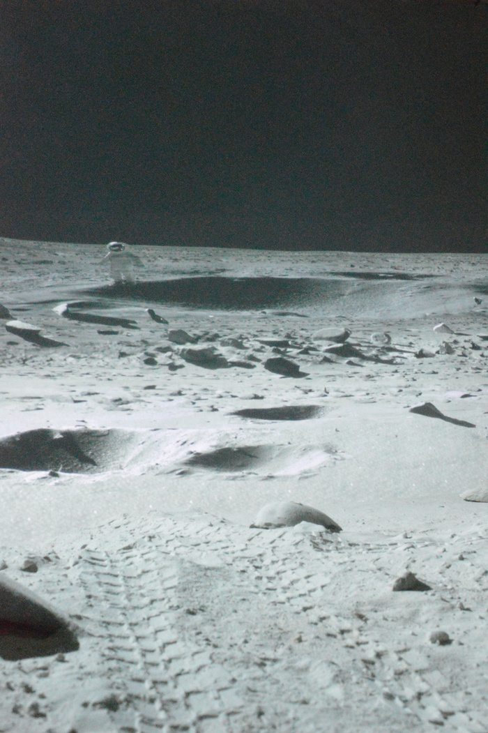 На Луне. Поверхность Луны с астроаавтом в скафандре.