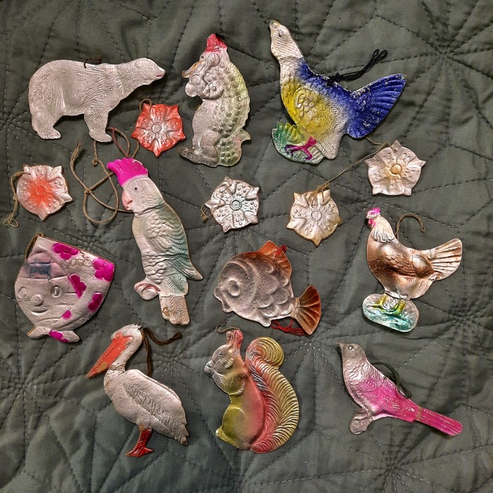 К примеру, такие разные: более ранние-серебристые, более поздние-цветные.