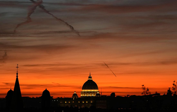 Рассвет над собором Святого Петра в Ватикане//Фото: АР/ТАСС