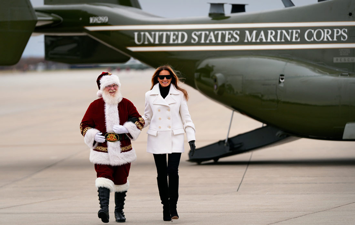 Первая леди США Мелания Трамп прибыла с Сантой на базу Корпуса морской пехоты США в Куантико//Фото: АР/ТАСС