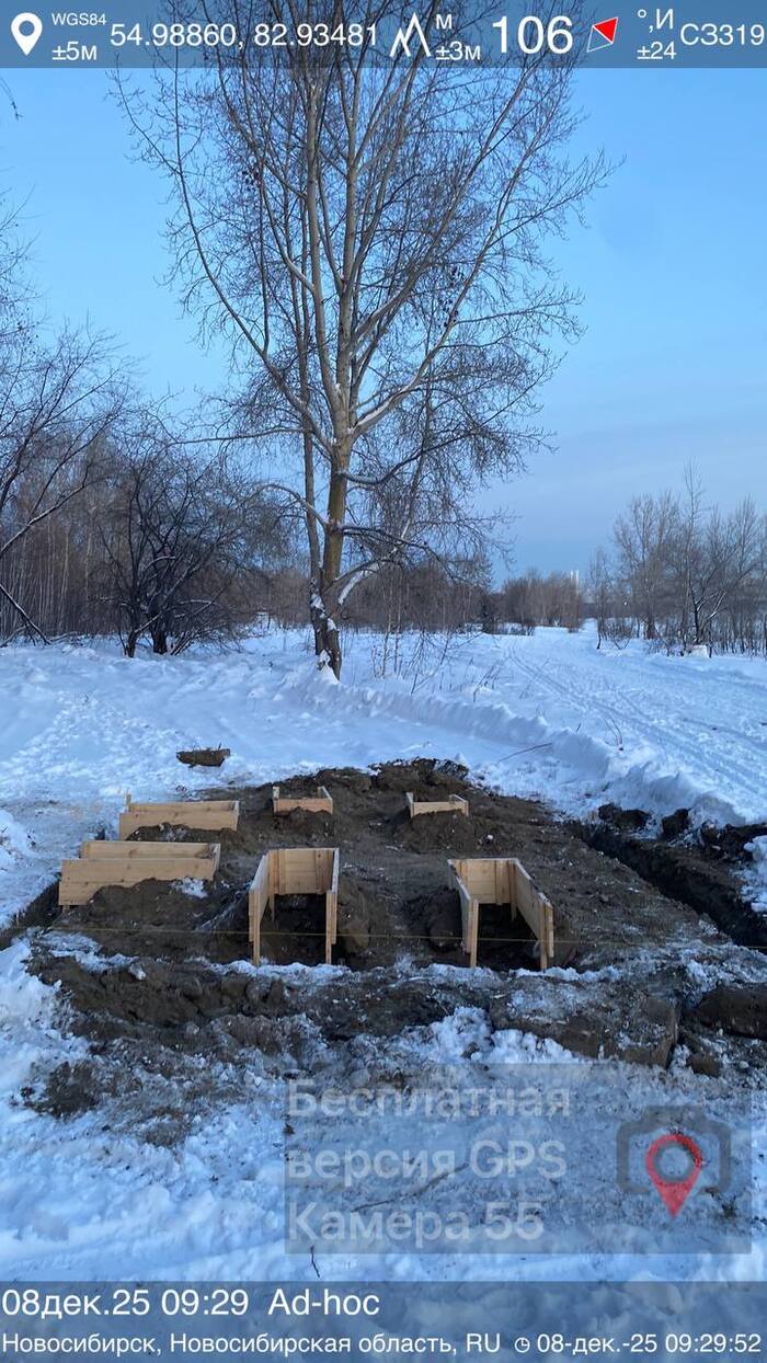 8 декабря 2025 монтируют площадку для лавочек в Бугринском лесу