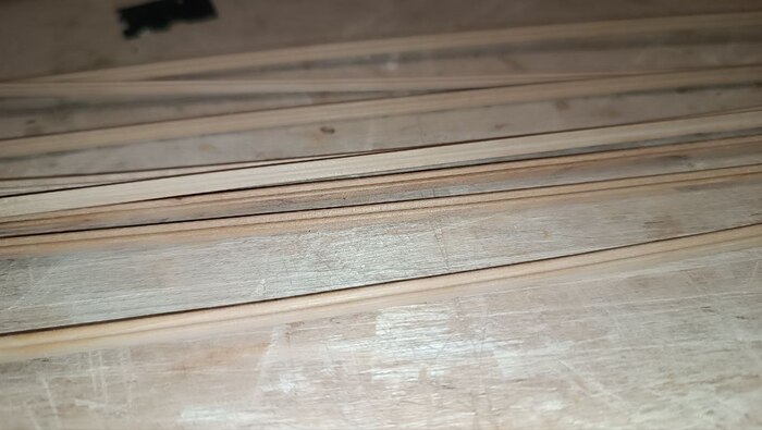 Но остановился в итоге на молдингах из розовой груши. Очень приятный и пластичный и красивый материал. На ряду с орехом один из лучших в судомоделизме.