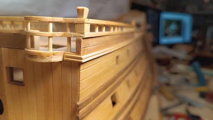 Углы аккуратненько стараюсь обходить, запиливая под 45 градусов.