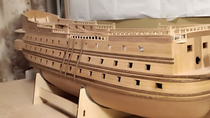 Кранцы или фендерсы. По ним скользит шлюпка своим бортом при подъеме на парусник. Оберегают борт корабля и упрощают подъем. Раньше, на тех же каракках, фендерсы представляли собой наружные дополнительные шпангоуты почти по всей длине поперек борта.