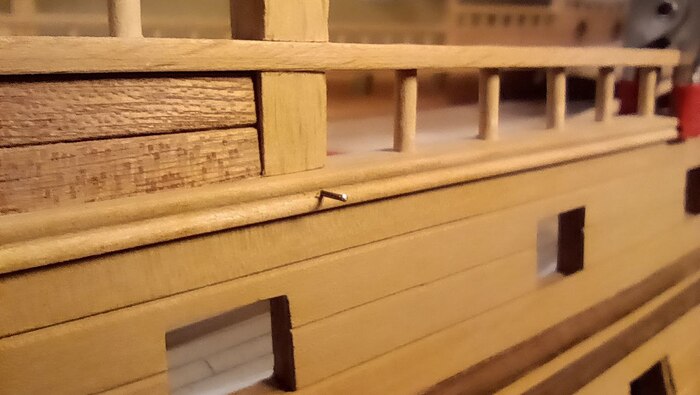 Наводим красоту молдингами. Дополнительно, кроме клея, стоит прибить, надежней будет. Тут уж совсем тоненькие финишные гвоздики пришлось делать самому, благо латунной проволоки от 0,5 до 1, 2 мм у меня запас приличный.