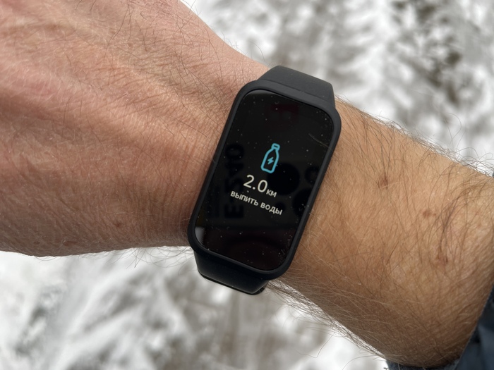 После каждого пройденного километра фитнес-браслет предлагает выпить