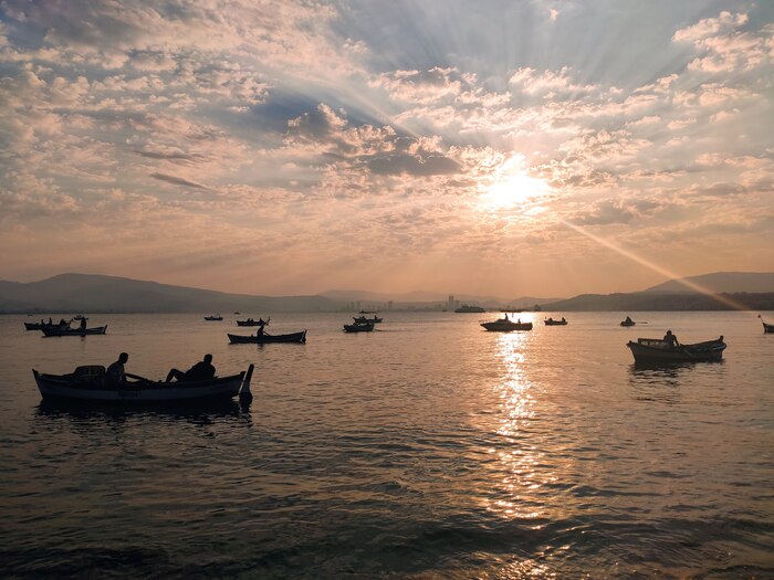 Вид на центр Измира с его окраины в 7 утра.