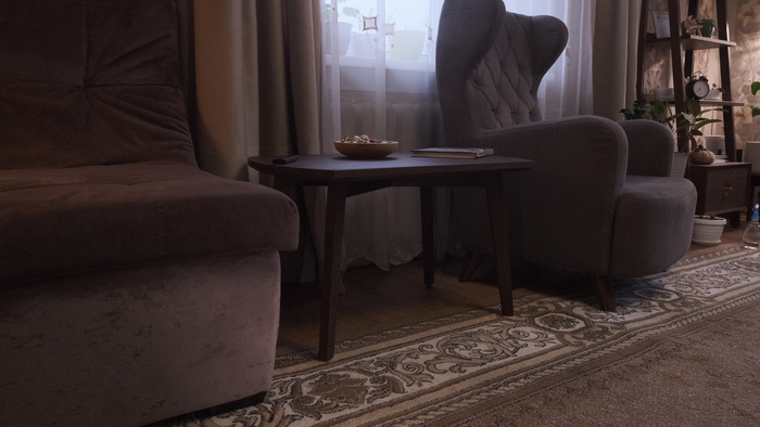 Справа видно этажерку. Про неё был пост. Про тумбу под телек тоже.