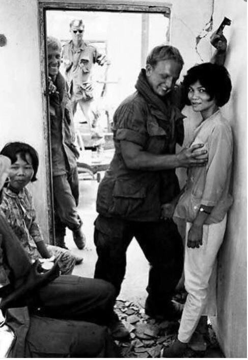 Американские солдаты с вьетнамскими женщинами.