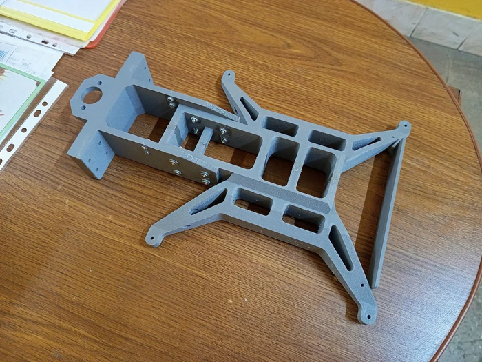 Собранный стол из двух деталей основных деталей