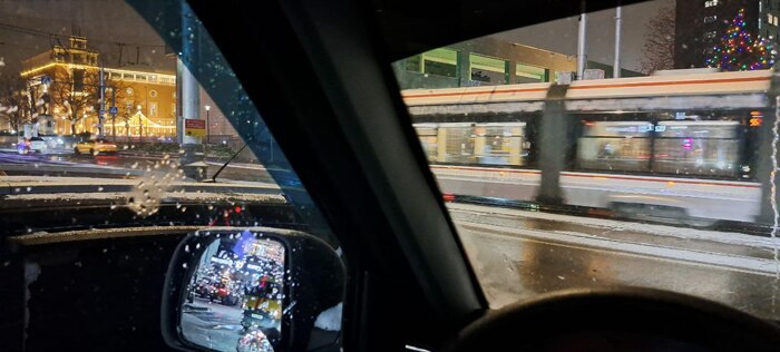 За стойкой спряталась половина вагона трамвая, при этом до трамвая тротуар, 1 полоса машин и 1 трамвайные пути. С той стороны трамвая, машина может спрятаться целиком.