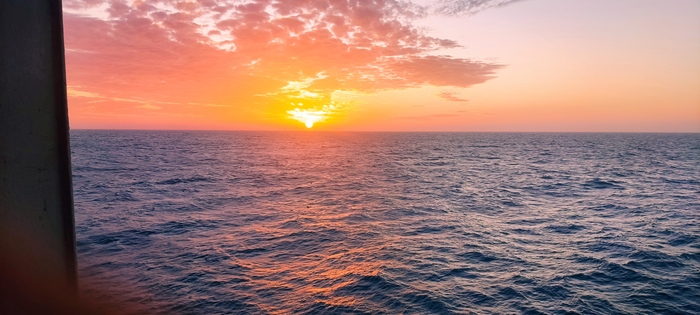 Закат в Атлантическом океане, в дали от берегов Африки, фоткал на телефон, поэтому увы, качество хромает