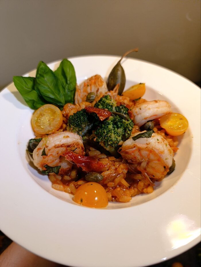 Соединяем рис + креветосы , украшаем ) Можно есть! Паэлья готовченко.