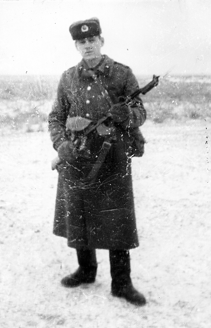 Вот столько примерно снега и бывало на Байконуре всю зиму. На фото не я, но мой хороший друг, однополчанин и сокурсник Олег (мы втроём с одного курса геологического факультета ПГУ в одной роте служили - третьим был Ян, командир моего отделения)