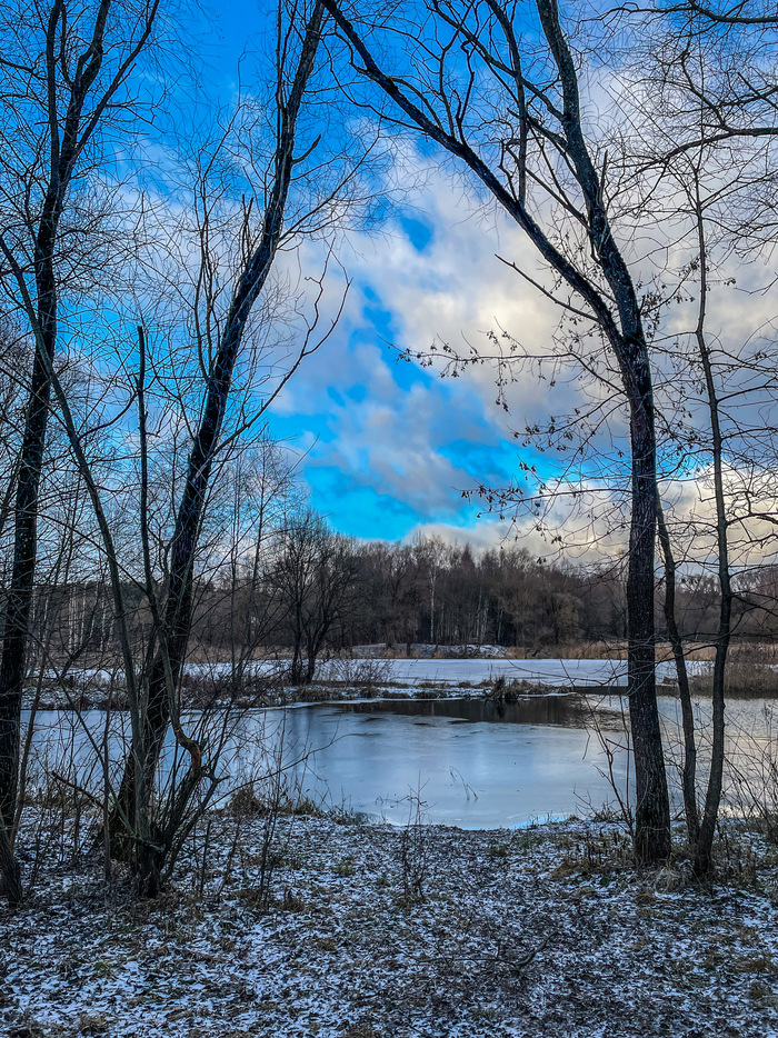 Чуть подморозило, два крошки-озера…