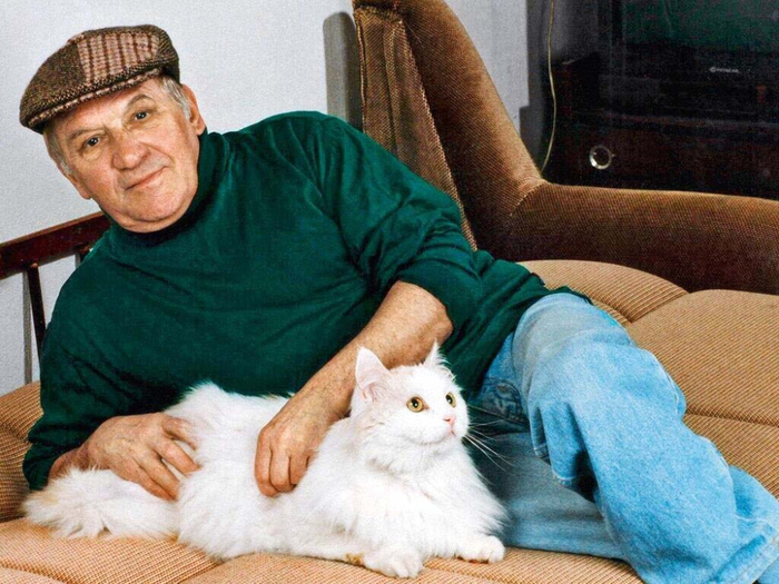 Лев Дуров со своим любимцем Мишкой породы норвежский лесной