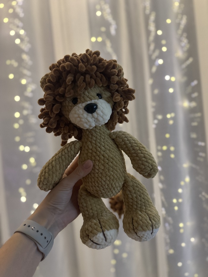 Вязаный львенок с милой кудрявой прической