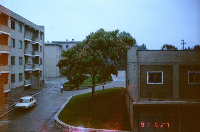 А это уже вид с балкона, выходящего на юго-восток. Справа гаражи.