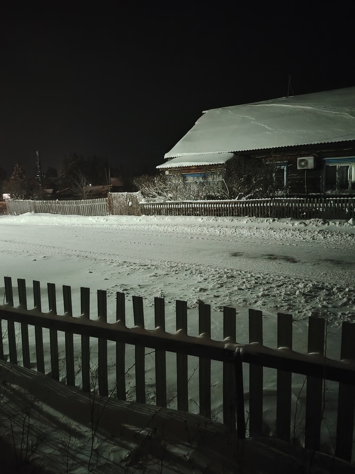 Дороги чистят у нас весь день, в нашем посёлке снегоуборщики готовы к снегу в декабре.