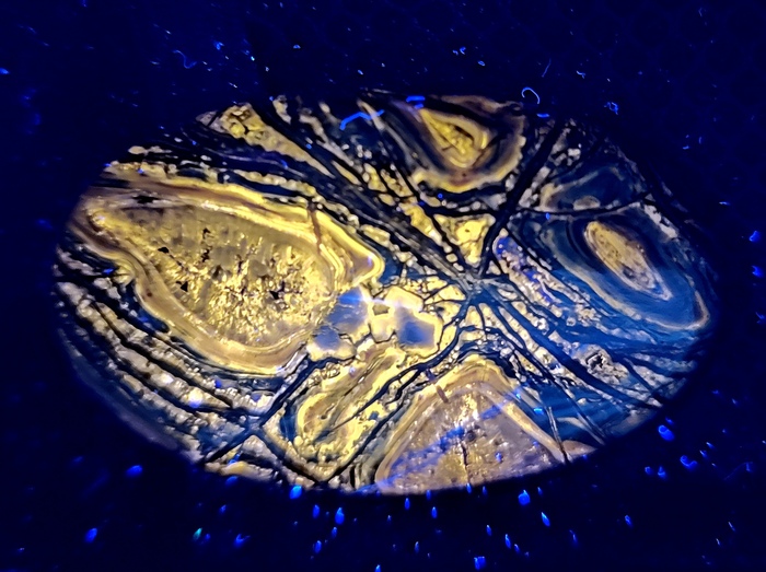 Тот же камень, освещение ультрафиолетом длиной волны 365 нм