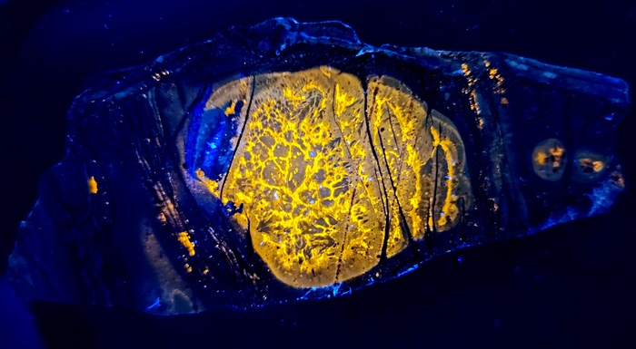 Тот же камень, освещение ультрафиолетом длиной волны 365 нм